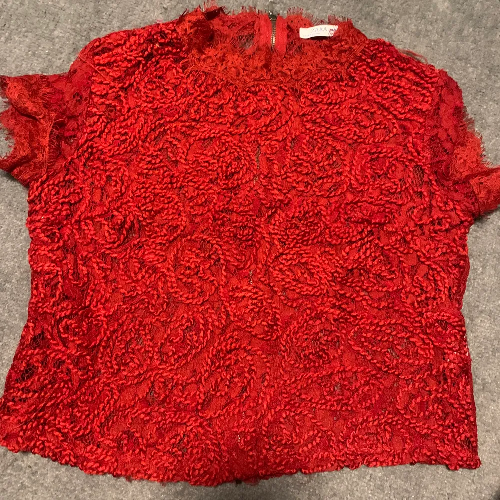 Röd spets tröja från zara🥰. Toppar.