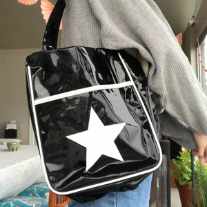 Cool axelväska!!! - Skitsnygg axelväska i blankt material. Något sliten men med charm😘✨