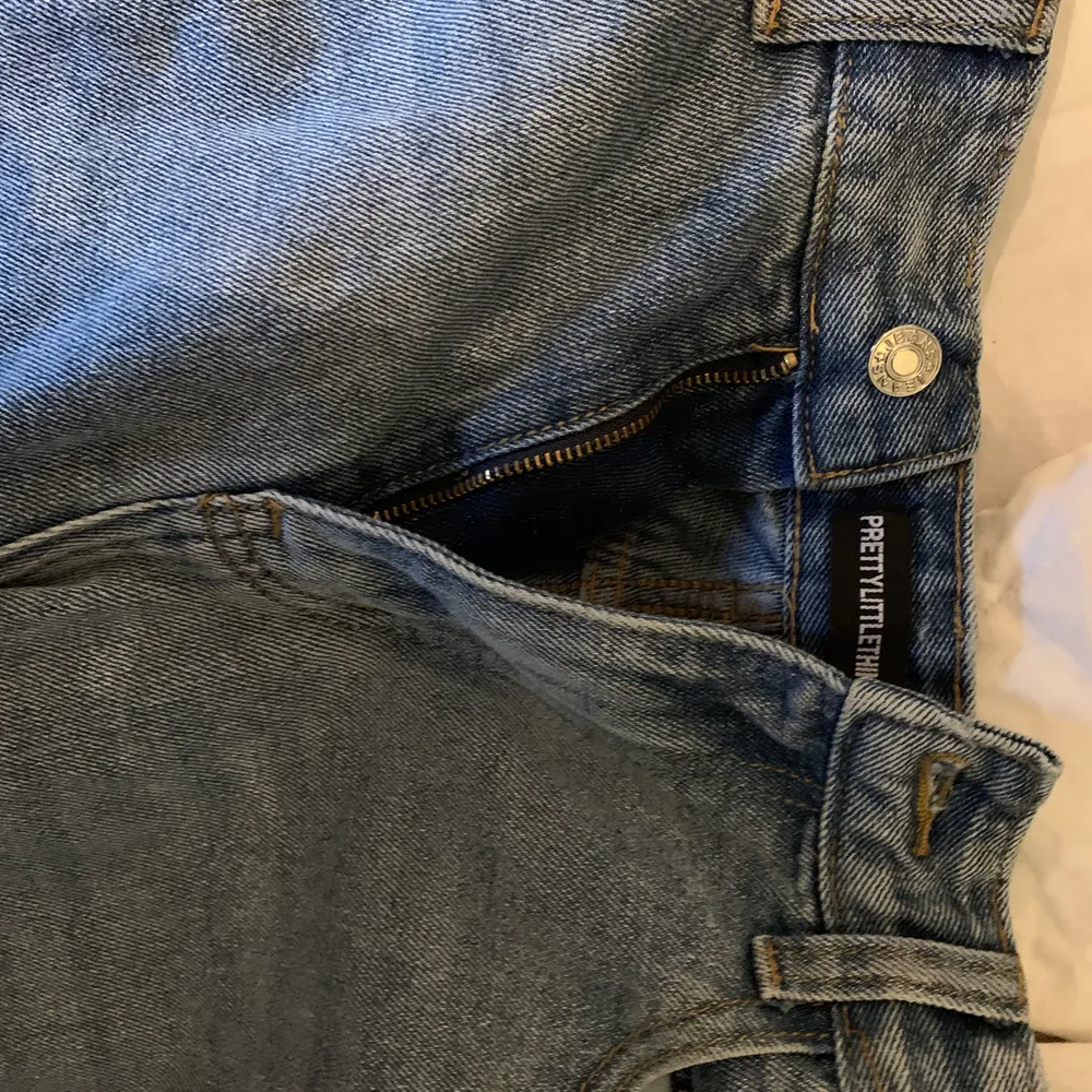 Säljer dessa lösa jeans med hål på knäna från PLT i storlek 36-38, påminner om de populära zara jeansen. Väldigt långa (jag är 172), buda i kommentarerna!!. Jeans & Byxor.
