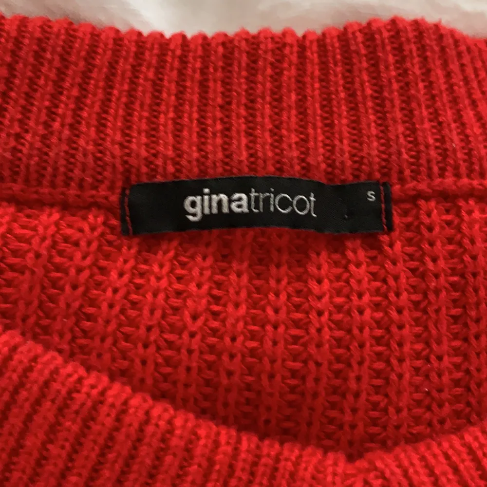 Säljer en superfin röd stickad tröja från Bikbok! 💞 Jätte bekväm och mjuk material! . Stickat.