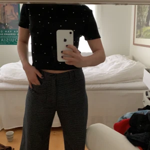 Svart t-shirt med pärlor på från Zara - Säljer en jättegullig t-shirt från Zara. Den är prydd med pärlor framtill, baktill har den inga pärlor. Jätte bekväm och stretchigt material. 