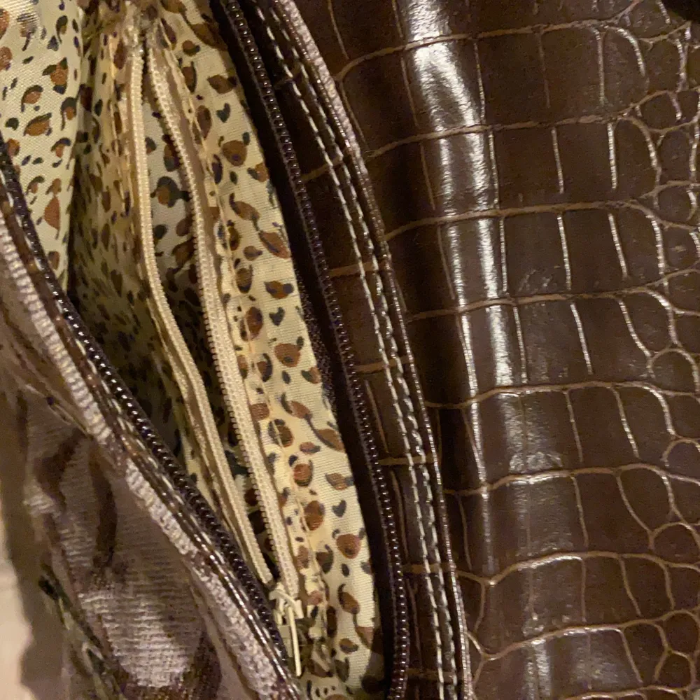 Så snygg handväska från Guess (köpt second hand så vet ej om den är äkta). Har crossbody-band men man kan vika in som på första bilden för att göra den till axelväska. Älskar denna men används aldrig😩💔. Väskor.