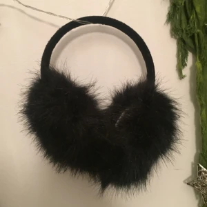  - Bekväma öronmuffar från bikbok Aldrig använda, perfekt skick   ~ frakt betalas av köparen  (Pris kan diskuteras) 