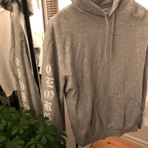 oversized hoodie - grå hoodie från herravdelningen på hm, med text på sidan