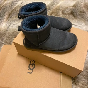 Uggs stl 36 - Blåa Uggs i stl 36. Använda, men har fortfarande mycket kvar att ge! Fodrade med fårskinn. Självklart också äkta. Kan mötas upp i sthlm eller skicka mot betalning av frakt.