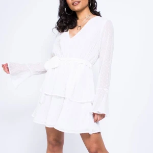 Studentklänning - Vit skit fin klänning! Lägger upp för intressekoll. Älskar denna klänning! Strl XS