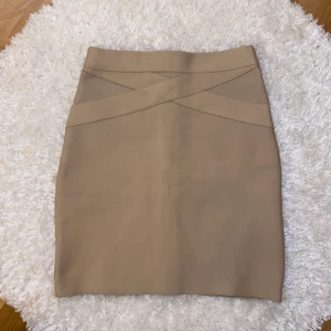Kjol  - Färg beige storlek Xs