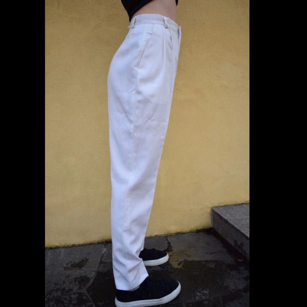 Köpta för 350kr på Beyond Retro, tyvärr aldrig använda. Lite genomskinliga men jättefina! Jag är 180cm lång för referens!💞 jag skulle säga storleken är typ W25/26 L33. ”Linjen” som går på låret är för att den har hängt på galje!💜 (tar endast swish). Jeans & Byxor.