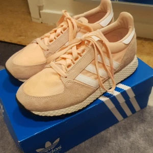 Adidas Forest grove Pink  - Nya oanvända Adidas Forest Grove. Fick som present men tycker inte om så mycket rosa så säljer dem istället. Storlek 37 och är super sköna.