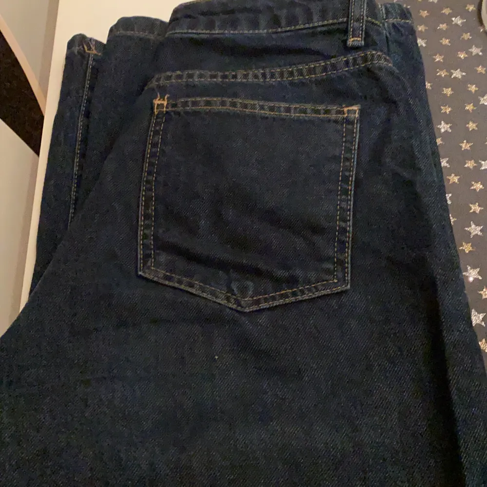 Säljer dessa mörkblå jeans från NAKD som är väldigt sparsamt använda. Skulle gissa på att de är använda ca 3-4 gånger, alltså nästan som nyskick. Färgen gör sig mest rättvis på sista bilden!! Säljer då jag inte längre trivs i modellen!💕 nypris 400!. Jeans & Byxor.