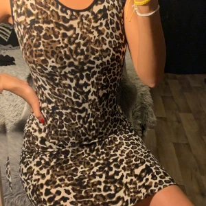 Klänning  - Väldigt snygg tjat leopard klänning 