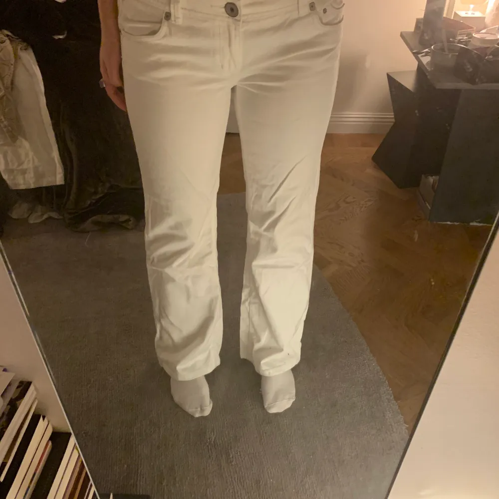 Ett par supersköna vita jeans i Y2K stuk. Perfekt lågmidjade och bra längd på mig som är ca. 172. Det perfekta sommarplagget! Skulle säga att dom är Storlek M, 32 i midjan och 32 i längd men är små i storleken!. Jeans & Byxor.