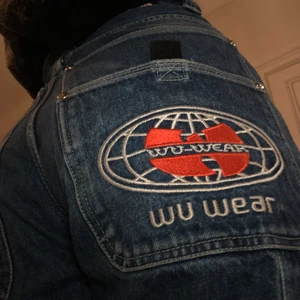 Wu wear 90-tals jeans - Authentic 90s wu wear jeans! Superfin wu tang clan merch som inte tillverkats sen 90-talet 🌼 Använt en del men det syns verkligen inte, väldigt fint skick.  jättefina men inte min stil längre ❣️ många intresserade så budgivning, avslutas tisdag 20:00. buda i kommentarerna. bud är bindande