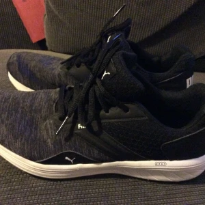 Puma gympaskor stl 38 i mkt fint skick, bara använda inomhus  - Gympaskor Puma stl 38 endast använda inomhus så i mkt fint beg skick. Kan skickas mot frakt. 