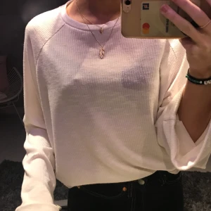 vit tunn stickad tröja - Ganska tunn vit stickad mysig tröja med lite utsvängda armar 🥰 Köpt på BikBok i storlek S 