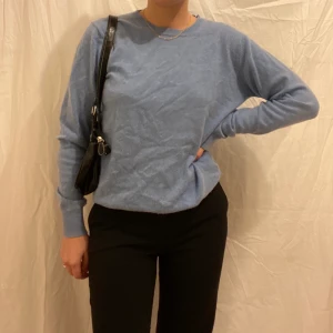 J.Lindeberg Kashmir tröja - Fin blå i fin passform, väldigt bekväm 🌊 frakt på 45 eller så möts vi på söder👍🏻skicket är inte helt perfekt, märks att denna är secondhand 💕