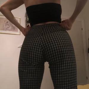 Svart- och vitrutiga byxor - Superfina svart- och vitrutiga byxor från Brandy Melville! Låtsasfickor bakpå, resor i midjan för bästa passform och kortare ben med liten slits längst ner. Jag är 170cm och byxorna slutar några cm över fotknölen✨ 