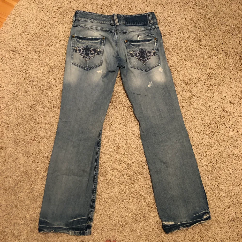 Sjukt snygga low waist jeans från Esprit. Köpta på 2000-talet. Stl 40, men passar oxå mindre storlekar om man vill ha mer ”baggy” look ❤️ Midja: 82cm. Innerbenslängd: 87cm . Jeans & Byxor.