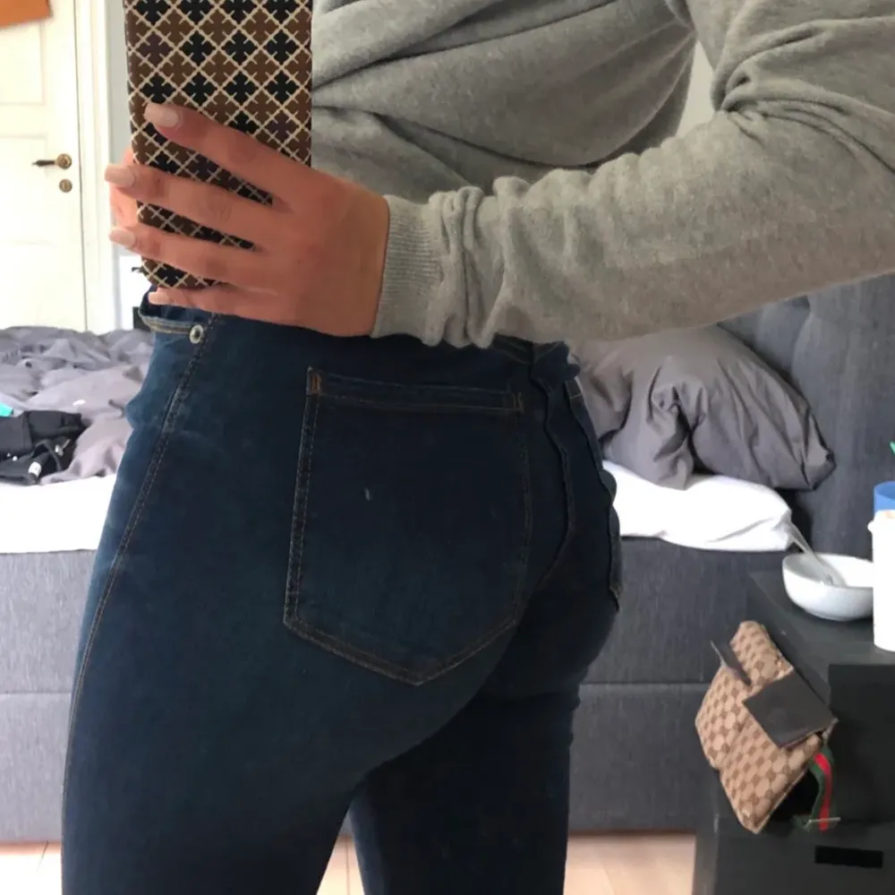 Dessa fina dr denim jeans är aldrig använda och därför i mycket fint skick. De är väldigt långa (på mig som är 1,60 går de ända ner till marken när jag står på tå, om det hjälper haha), köpare står för frakt, kontakta för fler bilder eller frågor. Jeans & Byxor.