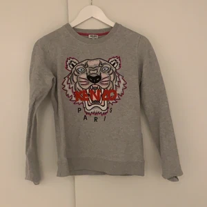 KENZO TRÖJA  - Långärmad kenzotröja i storlek s. Den är i bra skick men köpt för några år sedan!