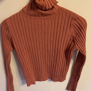 Turtleneck  - Fin turtleneck från Zara, endast använd vi två tillfällen så är i gott skick! Storlek M men skulle säga att den är mindre i storleken och passar på mig som vanligtvis har S.