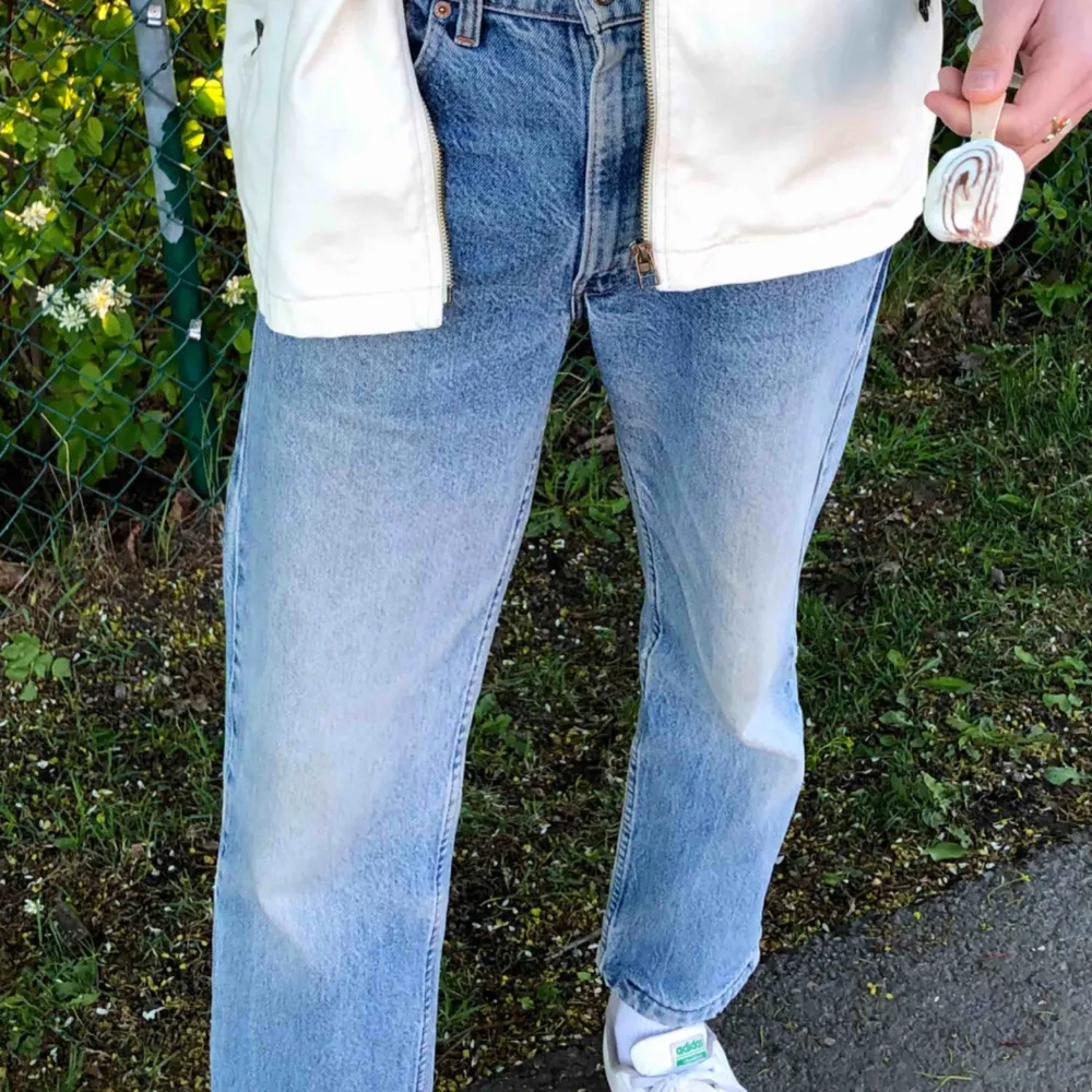 Säljer dessa Levis jeans pga. att jag inte längre använder de lika mycket. Jag köpte byxorna second hand och det är i samma skick som då.  (Frakten ingår i priset) 🥰🥰😊. Jeans & Byxor.