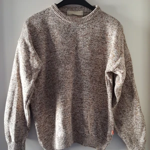 Stickad melerad tröja - Vintage stickad tröja i storlek M. Fraktkostnad blir 88kr.