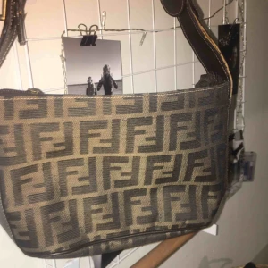  - Världens finaste väska som är Fendi inspirerad!!🥰🥰🥰Har ett litet hål i väskbandet men inget som märks😃😃😃🤩
