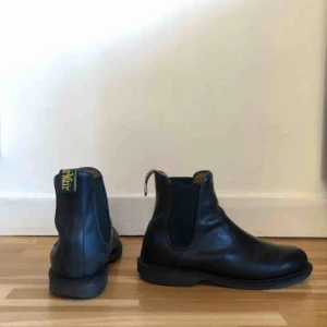  - Chelsea boots från Dr Martens. Ca 1 1/2 år gamla. Mest slitna på sulan annars ser dem fina ut utvändigt.  Storlek: UK 9, EU 43.   Köparen står för frakten. Kan också upphämtas i Stockholm.