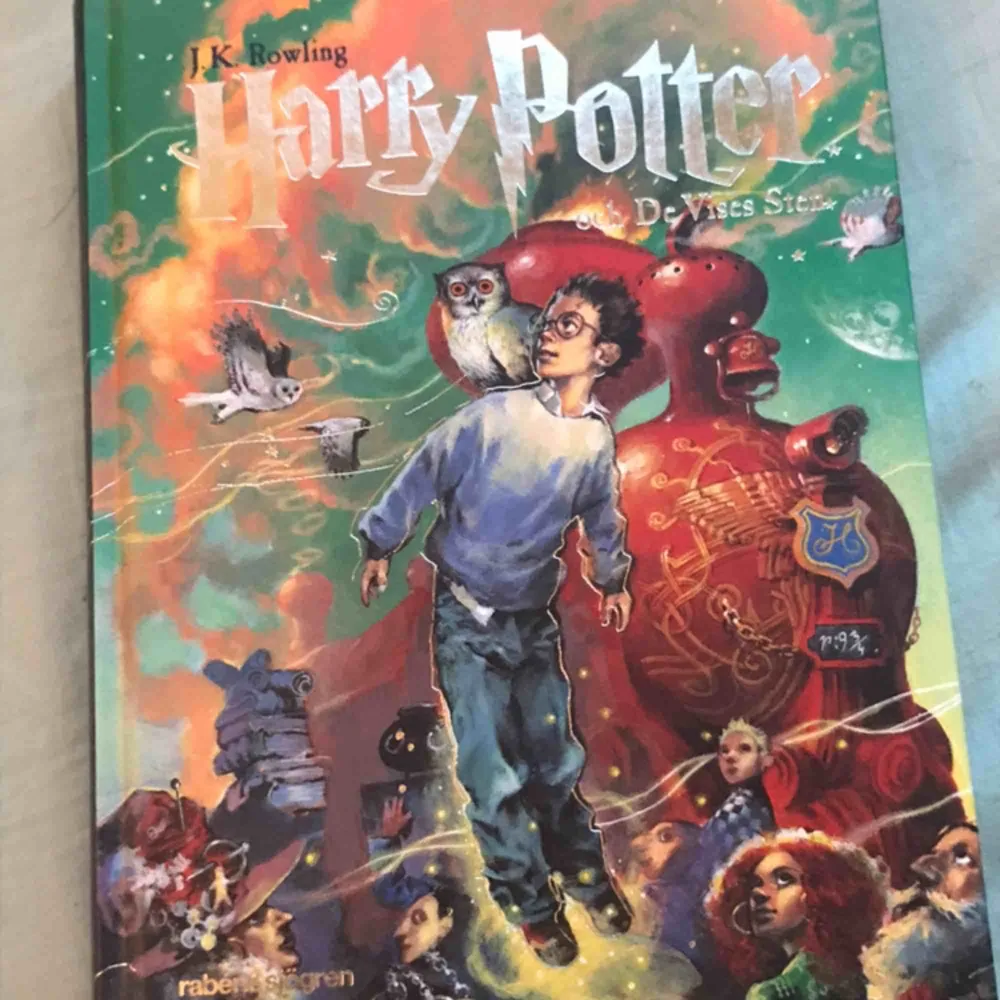 Harrypotter bok första delen aldrig öppnat!! Köpare står för frakt 40 kr. Accessoarer.