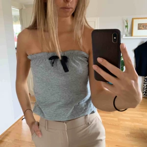  - Söt topp utan axelband (så man får bra bränna på sommaren😉😉) Passar typ alla storlekar då det är band som håller den uppe, halkar inte heller ner!  Kan mötas upp i Lund eller posta för 59kr :)  Skriv bara om du har några frågor <3
