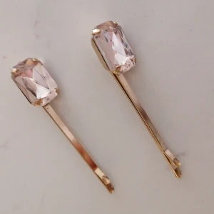 Hårnålar med rosa sten  - Aldrig använda. Fint skick. 