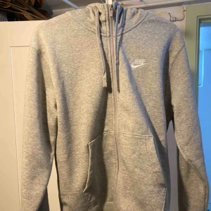 - Nike Zip-up Hoodie, splitterny, använd 1 gång och 10/10 skick, PRIS KAN DISKUTERAS!