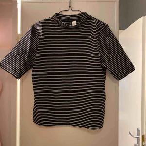  - Skön tröja,använd ett fåtal gånger. Köparen står för frakten 🤗