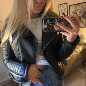  - Säljer min svarta skinnjacka med silvriga detaljer, köpt från chiquelle för 700kr.   Storlek 36 men liten i storleken så jag skulle säga xs/34.  OBS, inte äkta skinn!