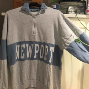  - Sweatshirt från brandy melville! Alla brandys kläder är one size, men skulle säga att den här sitter som en S. Har använt den en del så den är lite nopprig samt att trycket är lite scuffed, men det gör typ inget den ser ändå mysig ut och är jätteskön🌼