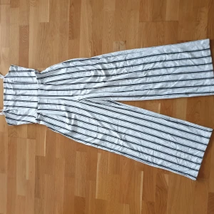 Bershka jumpsuit - Jumpsuit från Bershka, mjuk skön kvalitet. Använd 3 gånger så är i mkt gott skick. Liten i storleken, storlek M men passa S.