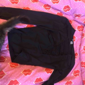  - Figurnära tröja med snörning storlek S köpt på hm Ca 2 år sedan 