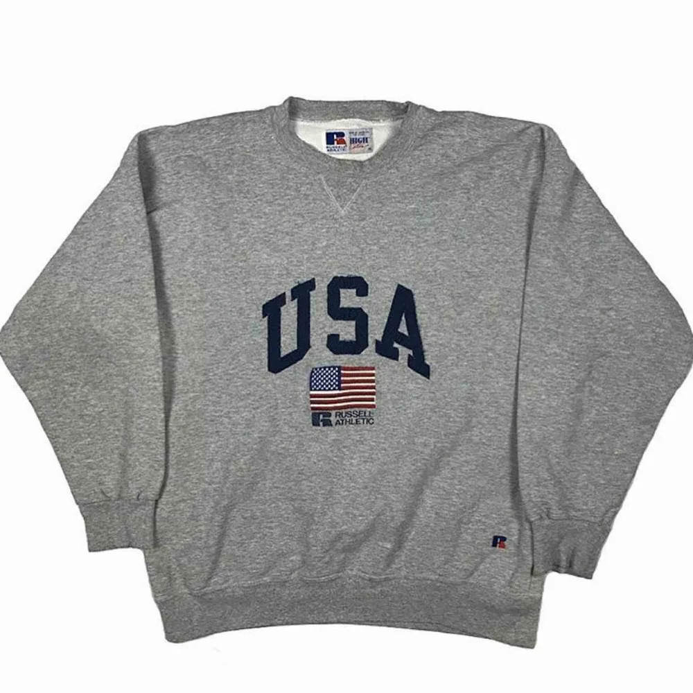 Säljer denna Vintage Russel Athletic Sweater, Storlek XL och I väldigt bra skick . Tröjor & Koftor.