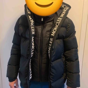  - AAKOPIA MONCLER JACKA!!! Ser äkta ut.