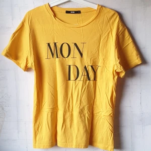 T-shirts - Tre T-shirts som inte kommer till användning. Den första är i strl M från Bikbok i strl M. Den andra är i strl M från zara. Den tredje är i strl XS från Hollister. Säljer dem för antingen 40 kr/st eller 100 för alla tre. Köparen står för frakten🥰