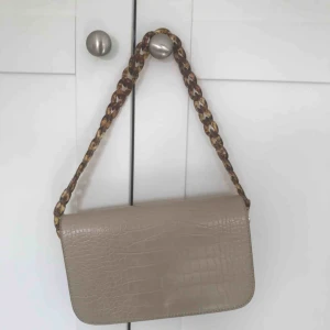  - Snygg populär axelväska som tyvärr inte kommit till användning:/   