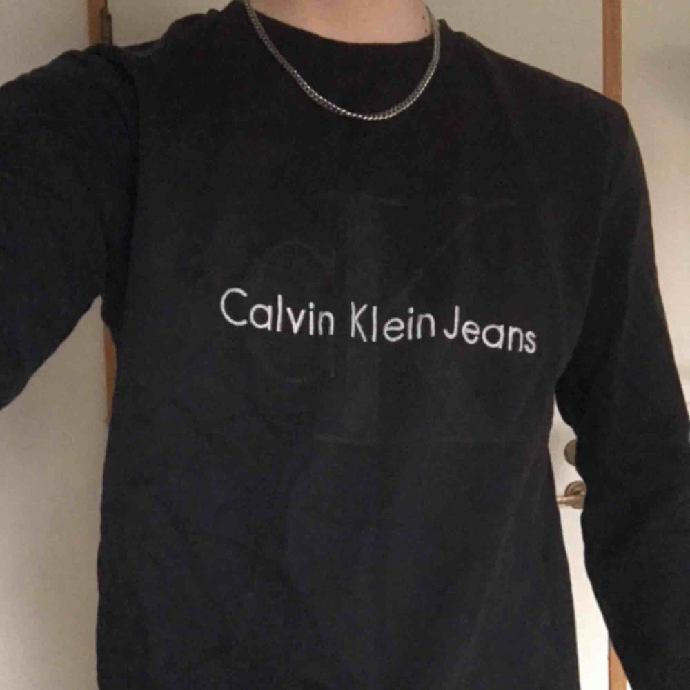 Säljer min Calvin Klein sweatshirt eftersom den blivit för liten.  Kan diskutera priset!   Nypris: 999kr. Tröjor & Koftor.