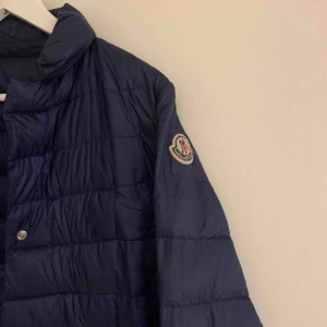  - Säljer min älskade moncler då den inte kommer till användning! Man kan styla den på flera olika sätt.  Säljer till ett billigare pris då jag inte har kvitto till jacka då jag fick den i present! 100% äkta! 