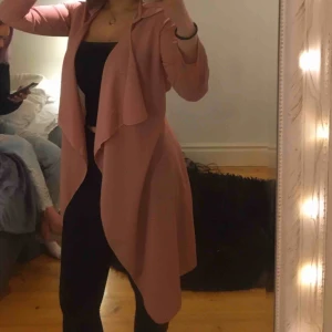  - FRAKT INGÅR I PRIS! Supersnygg smutsrosa tunn kappa! Använd ca 3 gånger. Ingen angiven storlek men skulle säga att den är xs/s. Säljes pga får ingen använding av den