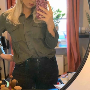  - Grön jacka/ skjorta från ginatricot, använd några gånger men i gott skick 