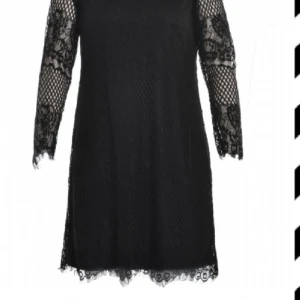 Lyxigt från STUDIO  - Nytt plagg ej provat.  Snygg till byxor el som den är.  Storlek 46/48 märke STUDIO. NY PRIS 1100 KR. 