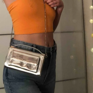  - Väska med avtagbar kedja från Carin Wester, perfekta festival väskan! Snygg att hålla i handtaget, blir mer som en clutch då. Rymmer tex telefon, kort, läppstift. +60kr i frakt🥰nypris: 300kr. Knappt använd!