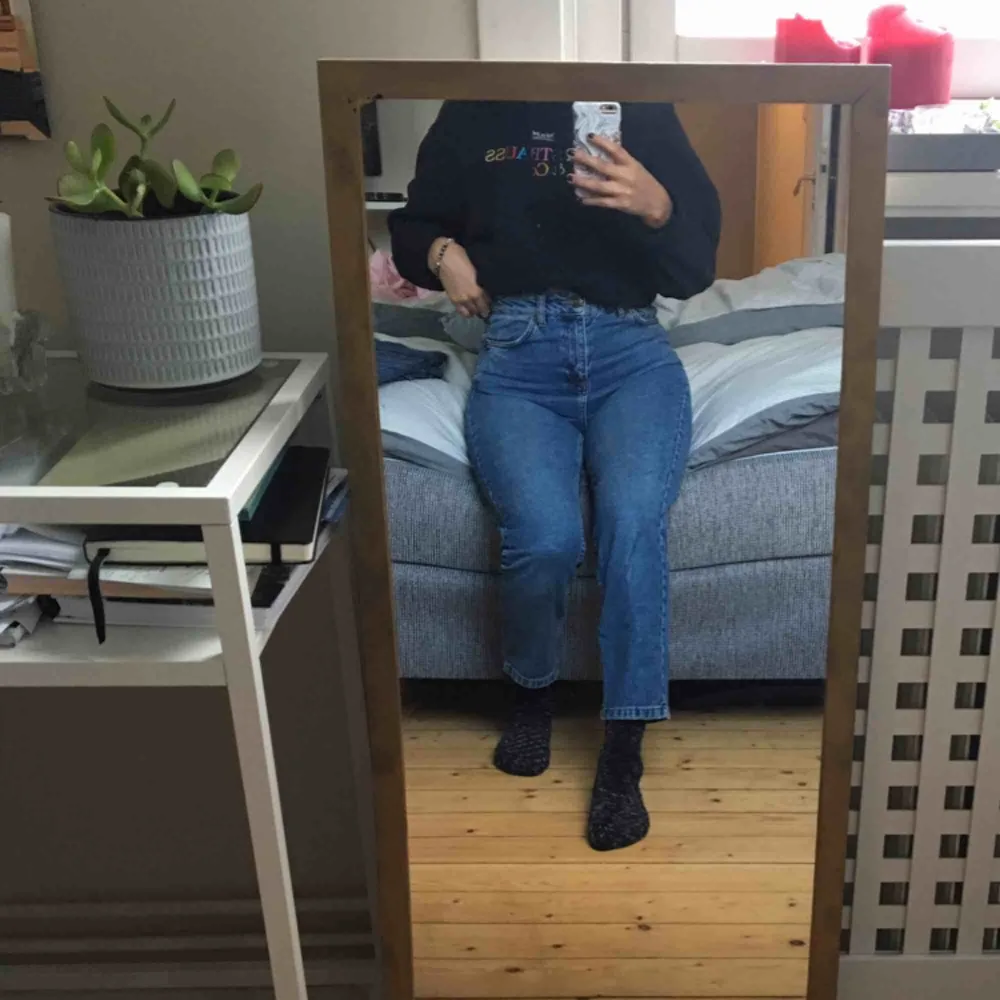Skitsnygga högmidjade jeans från Urban outfitters i en mom jeans modell. De är sparsamt använda men då jag föredrar pösiga byxor kommer dessa tyvärr inte till användning. Pris går att diskuteras🌟. Jeans & Byxor.