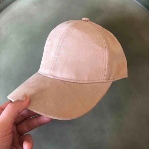  - Keps i suede känsla.  Använd någon gång  Möts upp i Stockholm. 